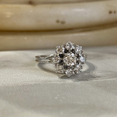 Bague Marguerite en or blanc, diamant de 0,40 carat et diamants pour 0,80 carat