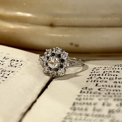 Bague Marguerite en or blanc, diamant de 0,40 carat et diamants pour 0,80 carat