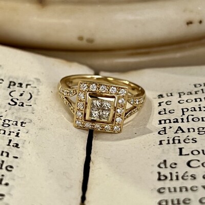 Bague Art Déco en or jaune, diamants de taille princesse pour 0,24 carat et diamants pour 0,27 carat