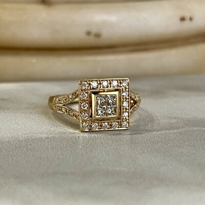 Bague Art Déco en or jaune, diamants de taille princesse pour 0,24 carat et diamants pour 0,27 carat