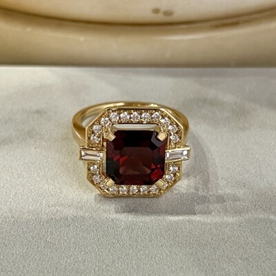 Bague Misia en or jaune, grenat de taille émeraude de 5,02 carats, diamants de taille baguette pour 0,14 carat et diamants pour 0,38 carat