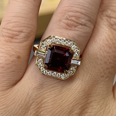 Bague Misia en or jaune, grenat de taille émeraude de 5,02 carats, diamants de taille baguette pour 0,14 carat et diamants pour 0,38 carat