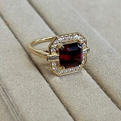 Bague Misia en or jaune, grenat de taille émeraude de 5,02 carats, diamants de taille baguette pour 0,14 carat et diamants pour 0,38 carat