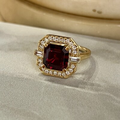 Bague Misia en or jaune, grenat de taille émeraude de 5,02 carats, diamants de taille baguette pour 0,14 carat et diamants pour 0,38 carat