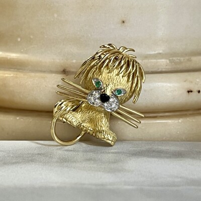 Broche Lion ébouriffé en or jaune et platine de 13,60 grammes, émail, émeraudes et diamants vers 1960