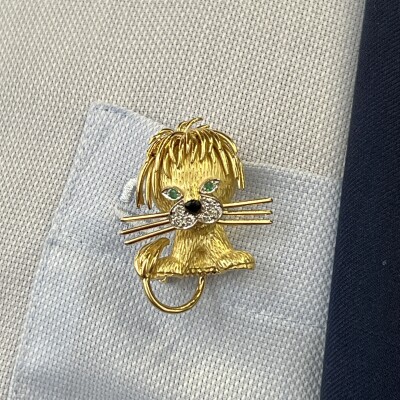 Broche Lion ébouriffé en or jaune et platine de 13,60 grammes, émail, émeraudes et diamants vers 1960