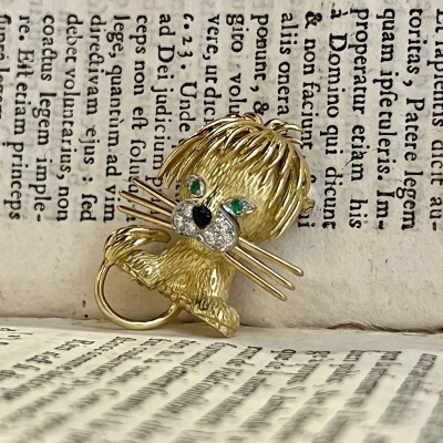 Broche Lion ébouriffé en or jaune et platine de 13,60 grammes, émail, émeraudes et diamants vers 1960