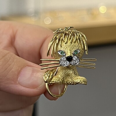 Broche Lion ébouriffé en or jaune et platine de 13,60 grammes, émail, émeraudes et diamants vers 1960