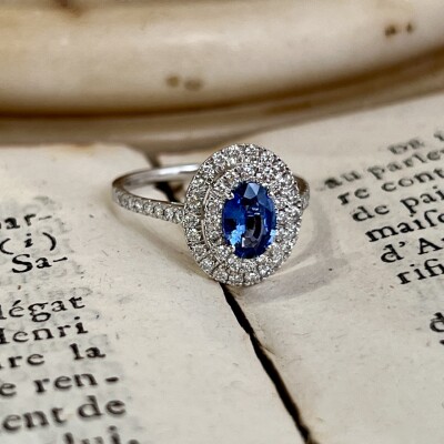 Bague Arès en or blanc, saphir de taille ovale de 0,97 carat et diamants pour 0,50 carat