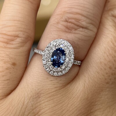 Bague Arès en or blanc, saphir de taille ovale de 0,97 carat et diamants pour 0,50 carat
