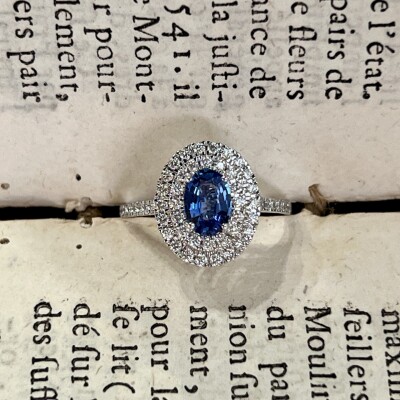 Bague Arès en or blanc, saphir de taille ovale de 0,97 carat et diamants pour 0,50 carat