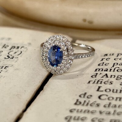 Bague Arès en or blanc, saphir de taille ovale de 0,97 carat et diamants pour 0,50 carat