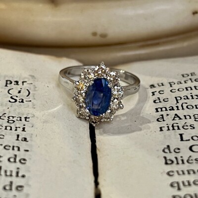 Bague Marguerite en or blanc, saphir de taille ovale de 2 carats et diamants pour 0,75 carat