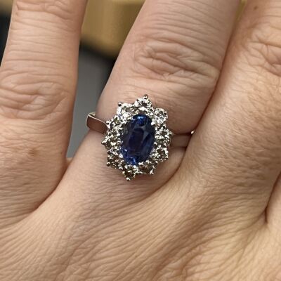 Bague Marguerite en or blanc, saphir de taille ovale de 2 carats et diamants pour 0,75 carat
