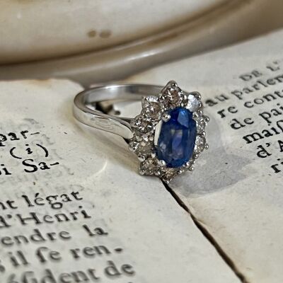 Bague Marguerite en or blanc, saphir de taille ovale de 2 carats et diamants pour 0,75 carat