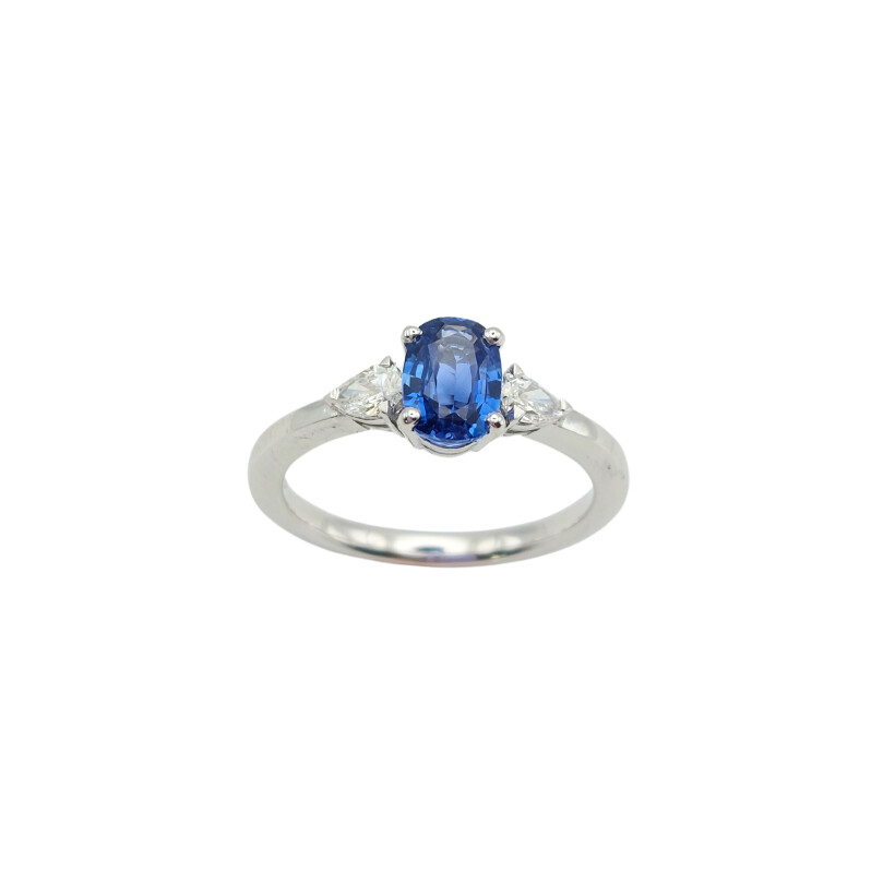 Bague or gris, saphir bleu de Ceylan