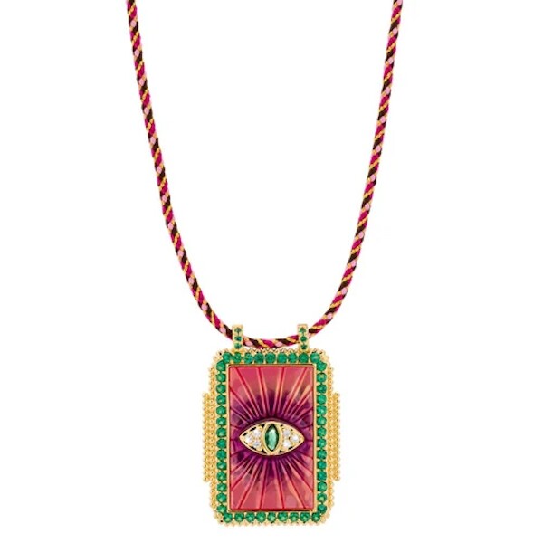 Pendentif Mya Bay Fuchsia Eye Boheme médaillon en laiton doré à l'or fin 24K, cristaux et émail, 53cm