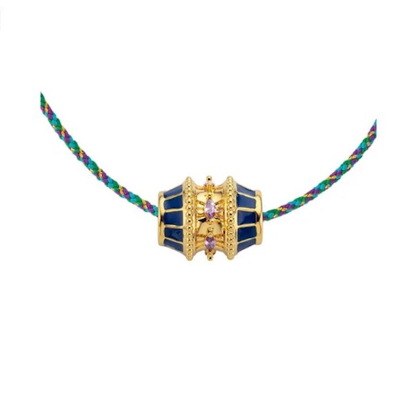 Collier Mya Bay Blue Talisman en laiton doré à l'or fin 24K, cristaux et émail, 44cm