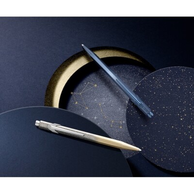 Stylo Bille CARAN D'ACHE 849™ COSMIC BLUE Doré – Édition Spéciale