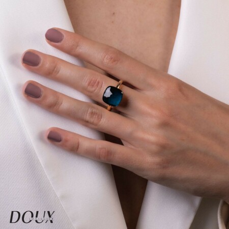 Bague Pomellato Nudo Maxi en or rose, or blanc et topaze Blue London