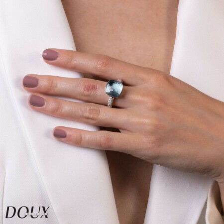 Bague Pomellato Nudo Maxi en or rose, or blanc, diamants et topaze