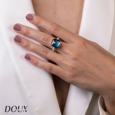 Bague Pomellato Nudo Maxi en or rose, or blanc, diamants et topaze Blue London