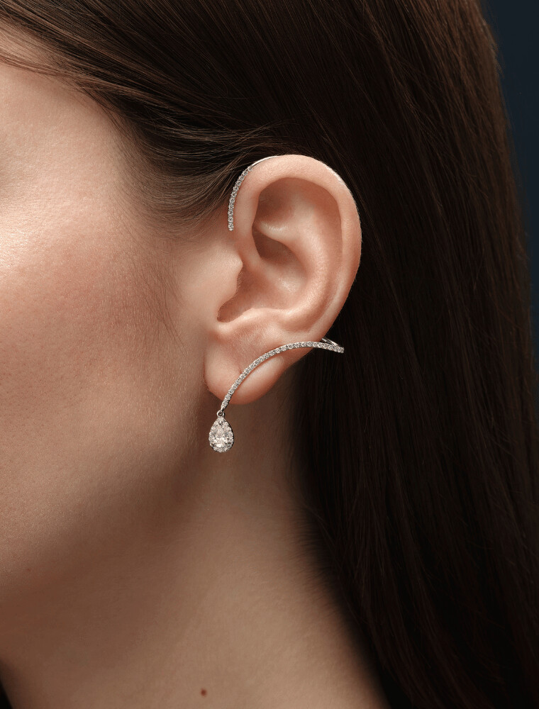 Tours d'oreilles or blanc et diamants de la maison Dubail