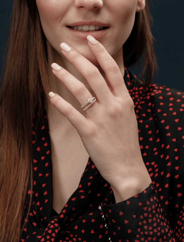 La main d'une femme portant une bague contenant un cœur à l'occasion de la Saint Valentin