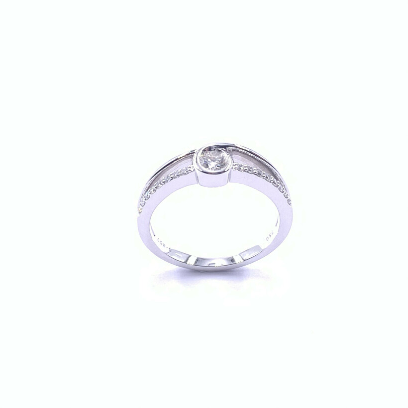 Solitaire en or blanc et diamants