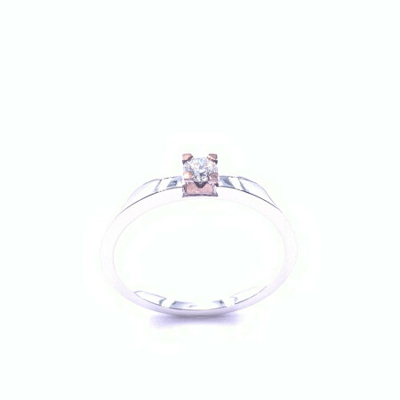 Solitaire en or blanc, or rose et diamants