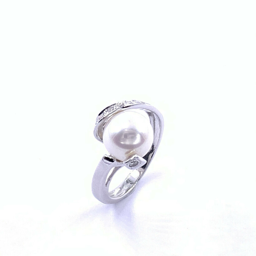 Bague en or blanc, perle de culture d'eau douce et diamants