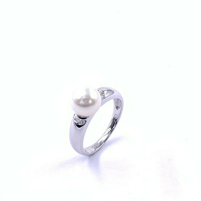 Bague en or blanc, perle de culture et diamants