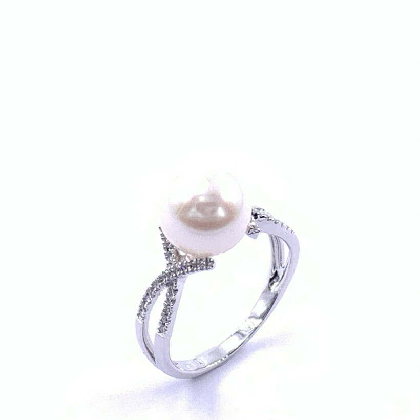 Bague en or blanc, perle de culture et diamants