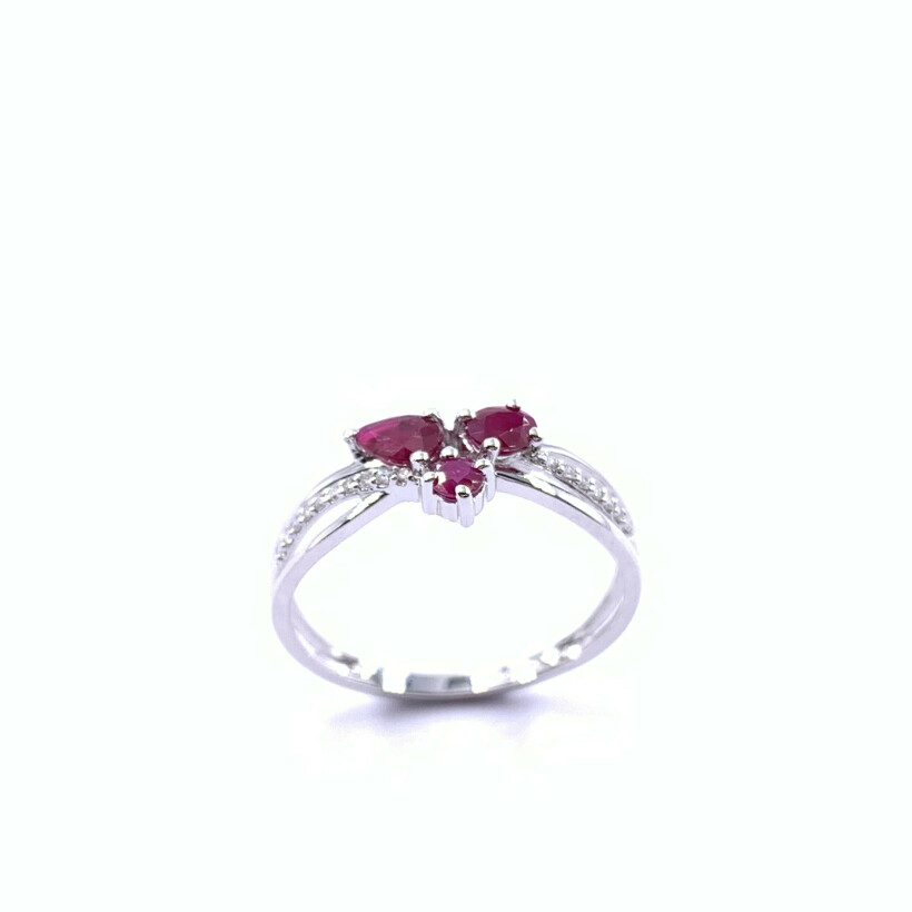 Bague en or blanc, rubis et diamants