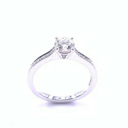 Solitaire en or blanc et diamants