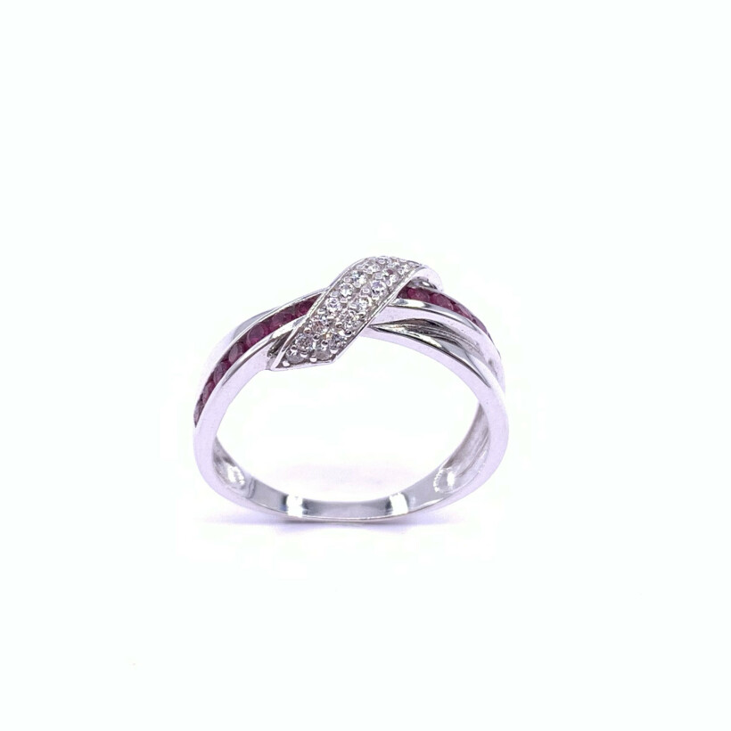 Bague en or blanc, rubis et oxydes de zirconium