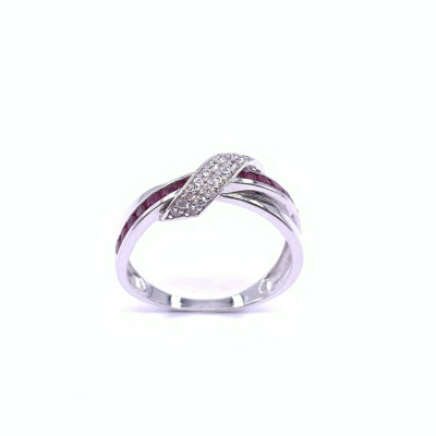 Bague en or blanc, rubis et oxydes de zirconium