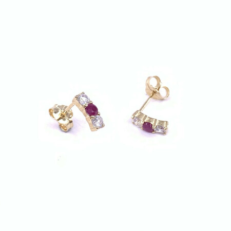 Boucles d'oreilles en or jaune, rubis et oxydes de zirconium