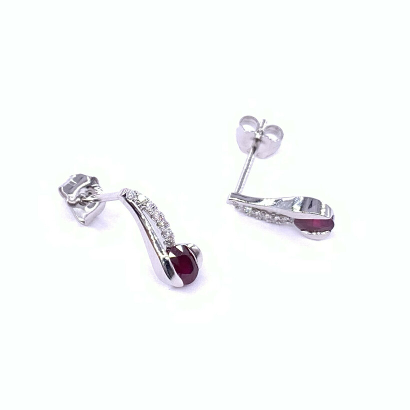 Boucles d'oreilles en or blanc, rubis et diamants