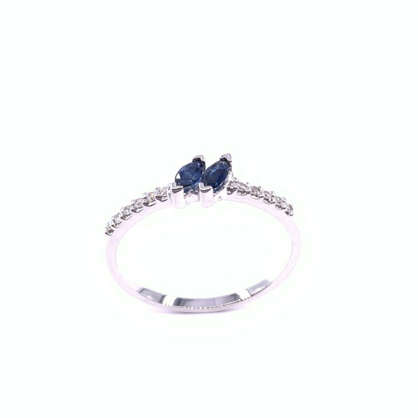 Bague en or blanc, saphirs et diamants