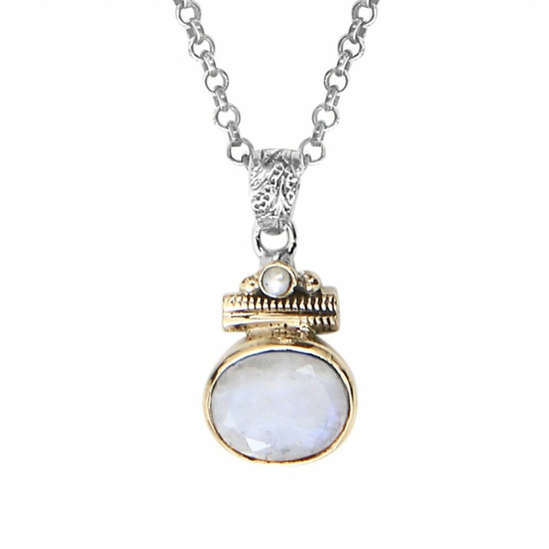 Collier ethnique en argent composée d'une pierre de lune ovale et de 1 perle synthétique avec sertissure en laiton