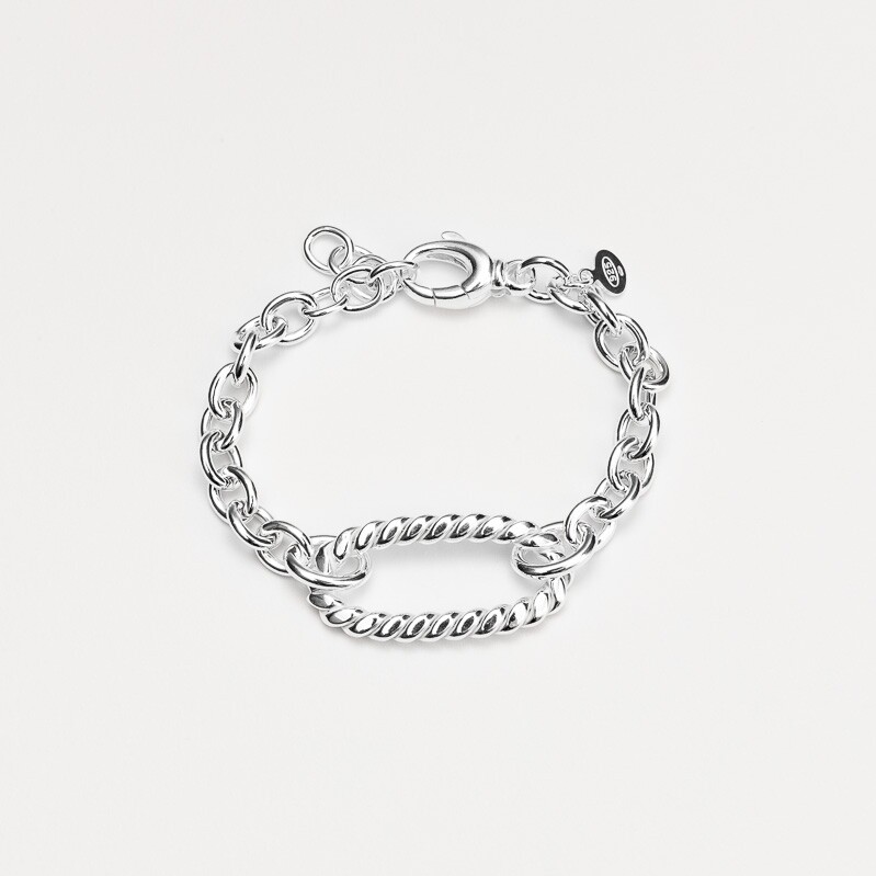 Bracelet en argent composé d'une chaine maille ovale avec en son centre grand maillon ovale travaillé