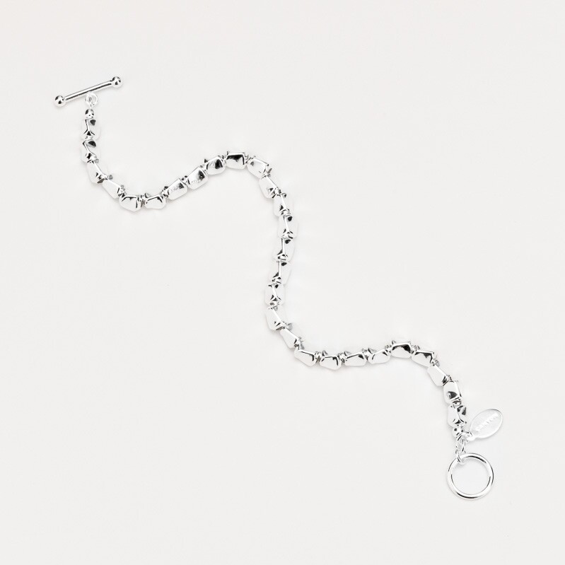 Bracelet en argent composé d'une enfilade de petites pièces baroques