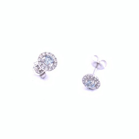 Boucles d'oreilles en or blanc, topaze bleue traitée, et oxydes de zirconium