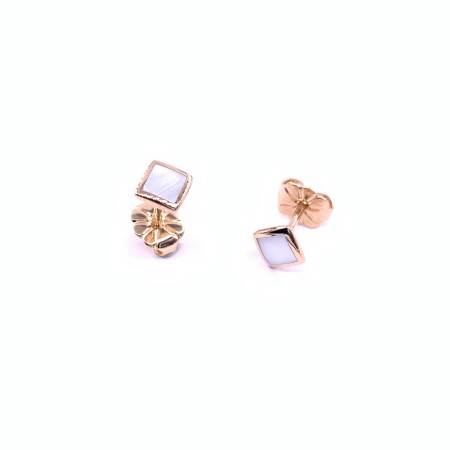 Boucles d\'oreilles en or rose et résine nacrée blanche