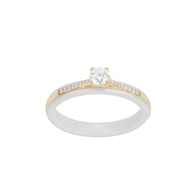 Bague en plaqué or, céramique blanche et oxydes de zirconium