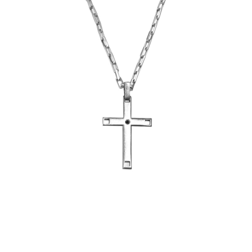 Collier en argent avec pendentif croix et diamants noirs traités