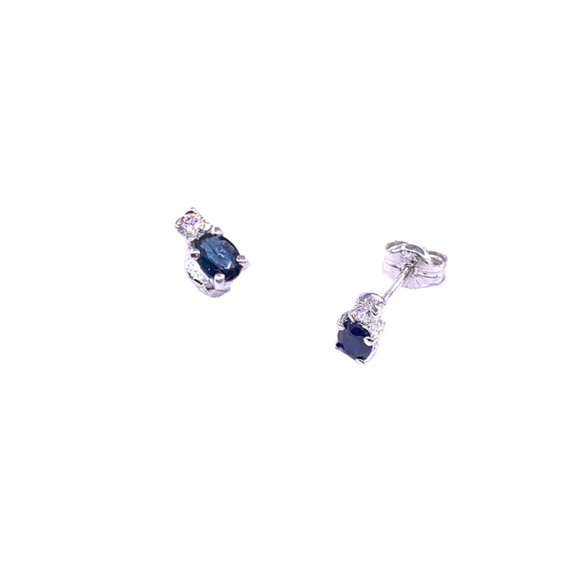 Boucles d'oreilles en or blanc, saphirs et oxydes de zirconium