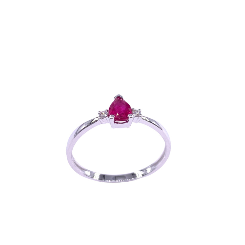 Bague en or blanc, rubis taille poire et diamants