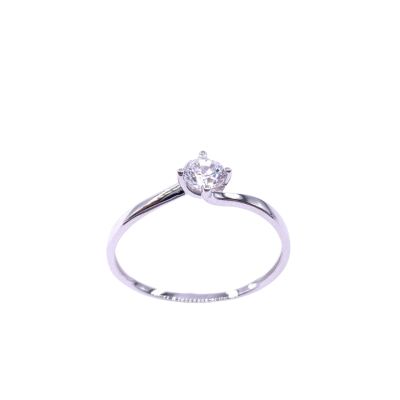 Bague en or blanc et oxyde de zirconium